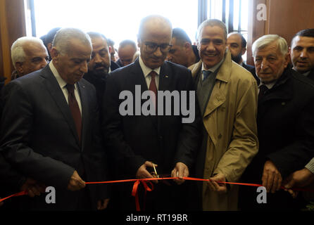 Hebron, West Bank, Territorio palestinese. Il 27 febbraio, 2019. Il Primo Ministro palestinese, Rami Hamdallah assiste l'apertura dell'edificio della Pretura Dora, in Cisgiordania città di Hebron, il 27 febbraio 2019 Credit: Primo Ministro Ufficio APA/images/ZUMA filo/Alamy Live News Foto Stock