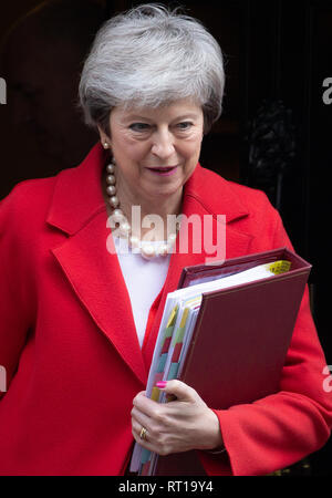 Londra, Regno Unito. Il 27 febbraio, 2019. Primo ministro britannico, Theresa Maggio, foglie 10 di Downing Street per andare alla House of Commons per Priem Ministro di domande. Lei sta cercando di portare a termine i suoi piani Brexit davanti a marzo del dodicesimo voto e il 29 marzo scadenza. Credito: Tommy Londra/Alamy Live News Foto Stock