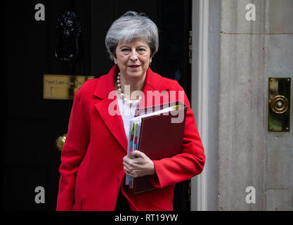 Londra, Regno Unito. Il 27 febbraio, 2019. Primo ministro britannico, Theresa Maggio, foglie 10 di Downing Street per andare alla House of Commons per Priem Ministro di domande. Lei sta cercando di portare a termine i suoi piani Brexit davanti a marzo del dodicesimo voto e il 29 marzo scadenza. Credito: Tommy Londra/Alamy Live News Foto Stock