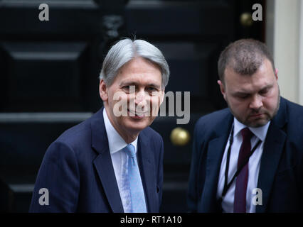 Londra, Regno Unito. Il 27 febbraio, 2019. Philip Hammond, Cancelliere dello Scacchiere, lascia il numero 11 di Downing Street per andare al Parlamento per PMQ. Credito: Tommy Londra/Alamy Live News Foto Stock