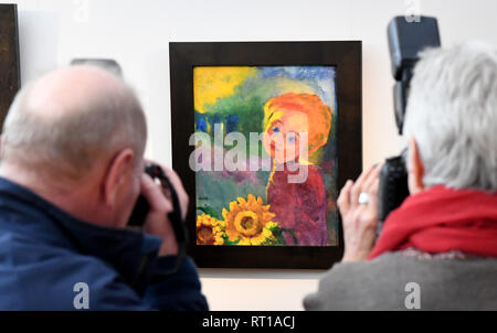 Neukirchen, Germania. Il 27 febbraio, 2019. I giornalisti sono in piedi di fronte ad un'immagine 'po' di girasoli' dal 1946 durante l'anteprima stampa della mostra annuale della Fondazione Nolde Seebüll. Sotto il motto "Emil Nolde - Le persone che sono le mie foto' la 63a esposizione annuale mostra circa centoventi opere e 33 ceramica dell'artista dal 01.03.2019. Credito: Carsten Rehder/dpa/Alamy Live News Foto Stock