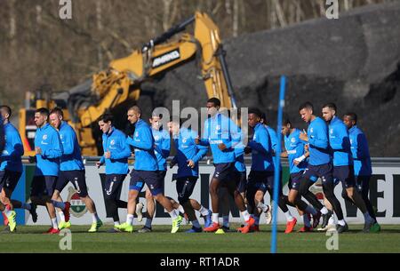 Gelsenkirchen, Deutschland. Il 27 febbraio, 2019. firo: 27.02.2019, calcio, 1.Bundesliga, stagione 2018/2019, FC Schalke 04, formazione, team, team warm-up, escavatore in background | Utilizzo di credito in tutto il mondo: dpa/Alamy Live News Foto Stock