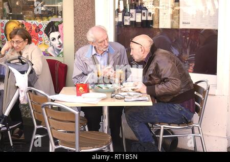 Londra, Regno Unito. Il 27 febbraio, 2019. I londinesi di competere per al fresco e tabelle come meteo mantiene livelli record. Credito: Brian Minkoff /Alamy Live News Foto Stock