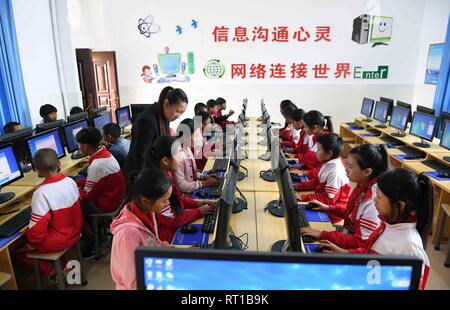 (190227) -- Pechino, 27 febbraio 2019 (Xinhua) -- studenti della scuola primaria prendere computer lezione Banmu villaggio di Wa contea autonoma di Ximeng, a sud-ovest della Cina di Provincia di Yunnan, 7 dicembre, 2018. Xix congresso nazionale del Partito Comunista della Cina (CPC), che era stata convocata nell'ottobre 2017, per la prima volta proposto di perseguire un rurale vitalization strategia e ha messo in chiaro che lo sviluppo del settore agricolo e delle zone rurali deve essere assegnata una priorità. Rivitalizzato le zone rurali fino a molla come l'attuazione di vitalizzazione rurale strategia viene accelerata attraverso il paese dopo il princi Foto Stock