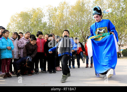 (190227) -- Pechino, 27 febbraio 2019 (Xinhua) -- Un trouper di 'Kehaiqiang' interagisce con gli studenti a Lijiazhuang scuola primaria in Jinzhou città di Shijiazhuang, capitale del nord della Cina di nella provincia di Hebei, nov. 28, 2018. "Kehaiqiang", dramma locale originato dalle ballate, è stato elencato come patrimonio culturale immateriale di Shijiazhuang nel 2013. Xix congresso nazionale del Partito Comunista della Cina (CPC), che era stata convocata nell'ottobre 2017, per la prima volta proposto di perseguire un rurale vitalization strategia e ha messo in chiaro che lo sviluppo del settore agricolo e delle zone rurali deve essere assegnata una priorità. Ri Foto Stock