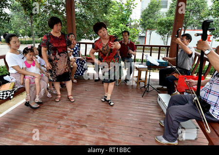 (190227) -- Pechino, 27 febbraio 2019 (Xinhua) -- gli abitanti di un villaggio di eseguire tradizionale opera in un padiglione nel villaggio Lijinzhai Hongchang di città in città Yuzhou, centrale cinese della Provincia di Henan, 26 giugno 2018. Xix congresso nazionale del Partito Comunista della Cina (CPC), che era stata convocata nell'ottobre 2017, per la prima volta proposto di perseguire un rurale vitalization strategia e ha messo in chiaro che lo sviluppo del settore agricolo e delle zone rurali deve essere assegnata una priorità. Rivitalizzato le zone rurali fino a molla come l'attuazione di vitalizzazione rurale strategia viene accelerato in tutto il paese in seguito alla Foto Stock