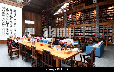 (190227) -- Pechino, 27 febbraio 2019 (Xinhua) -- Foto scattata il 29 Maggio 2018 mostra la vista interna di una libreria homestay in Moganshan township di Deqing County, est della Cina di Provincia dello Zhejiang. Xix congresso nazionale del Partito Comunista della Cina (CPC), che era stata convocata nell'ottobre 2017, per la prima volta proposto di perseguire un rurale vitalization strategia e ha messo in chiaro che lo sviluppo del settore agricolo e delle zone rurali deve essere assegnata una priorità. Rivitalizzato le zone rurali fino a molla come l'attuazione di vitalizzazione rurale strategia viene accelerato in tutto il paese in seguito alla principl Foto Stock