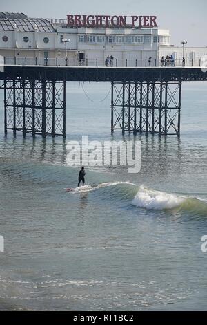 Surfers, Brighton East Sussex. 27 feb 2019. Surfisti sulla calda e soleggiata giornata in Brighton East Sussex. Regno Unito: Meteo Credito: Caron Watson/Alamy Live News Foto Stock