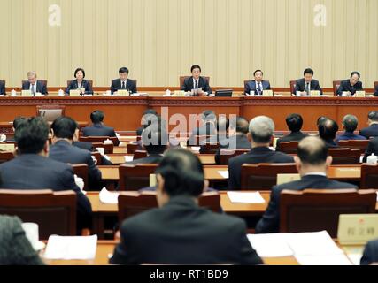 Pechino, Cina. Il 27 febbraio, 2019. Li Zhanshu (C), presidente del Congresso nazionale del popolo (ANP) Comitato permanente, presiede la chiusura della sessione bimestrale del XIII NPC Comitato Permanente a Pechino, capitale della Cina, 27 febbraio 2019. Credito: Liu Weibing/Xinhua/Alamy Live News Foto Stock