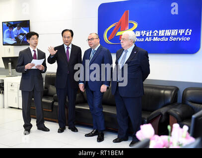 Pechino, Cina. Il 27 febbraio, 2019. Presidente della Xinhua News Agency Cai Mingzhao (2 L) introduce la Xinhua All-Media Servizio al Direttore generale della Russia Tass News Agency Sergey Mikhaylov 2a (R) a Xinhua News Agency a Pechino Capitale della Cina, 27 febbraio 2019. Credito: Xie Huanchi/Xinhua/Alamy Live News Foto Stock