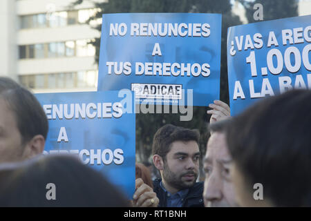 Madrid, Spagna. Il 27 febbraio, 2019. Un membro di ADICAE visto tenendo un cartello dicendo di non rinunciare ai vostri diritti durante la protesta.L'associazione ADICAE presenta 107 azioni legali collettive e lancia una campagna per informare i ipotecato del loro diritto a recuperare ciò che è stato indebitamente riscosse dall'entità bancarie e per consentire loro di esercitare in modo veloce ed efficace. ADICAE fonda la sua rivendicazione sulla dichiarazione come una clausola abusiva dalla Corte suprema nel 2015 dell'istituzione di enti di tutte le spese per la formalizzazione delle ipoteche per i consumatori, che dovrebbe terminare in un veloce ed agile com Foto Stock