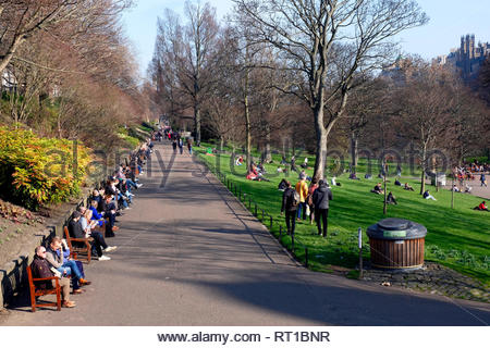 Edinburgh, Regno Unito. Il 27 febbraio 2019. Le persone che si godono il sole in Princes Street Gardens. Credito: Craig Brown/Alamy Live News Foto Stock