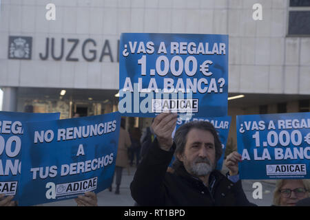 Madrid, Spagna. Il 27 febbraio, 2019. Un membro di ADICAE visto tenendo un cartello dicendo stai andando a dare 1000 â'¬ alla banca durante la protesta.L'associazione ADICAE presenta 107 azioni legali collettive e lancia una campagna per informare i ipotecato del loro diritto a recuperare ciò che è stato indebitamente riscosse dall'entità bancarie e per consentire loro di esercitare in modo veloce ed efficace. ADICAE fonda la sua rivendicazione sulla dichiarazione come una clausola abusiva dalla Corte suprema nel 2015 dell'istituzione di enti di tutte le spese per la formalizzazione delle ipoteche per i consumatori, che dovrebbe terminare in una fa Foto Stock