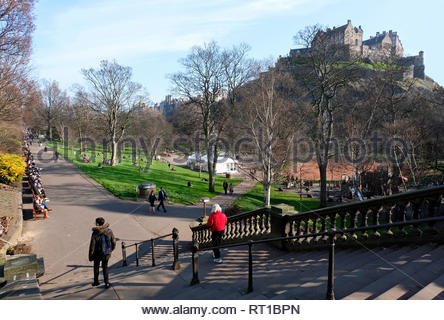 Edinburgh, Regno Unito. Il 27 febbraio 2019. Le persone che si godono il sole in Princes Street Gardens. Il Castello di Edimburgo. Credito: Craig Brown/Alamy Live News Foto Stock