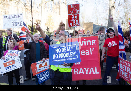 Londra, Regno Unito. Il 27 febbraio, 2019. Lasciare i sostenitori di dimostrare a Westminster. Essi vogliono lasciare l'Unione europea il 29 marzo o a una data successiva. Credito: Tommy Londra/Alamy Live News Foto Stock