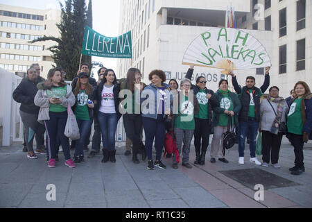 Madrid, Spagna. Il 27 febbraio, 2019. Gli attivisti hanno visto uniti a quelli interessati dal blocco di Llarena vicini durante la protesta.la protesta e la mobilitazione degli attivisti a sostegno dei residenti di Llarena de Vallecas blocco che sono andati per la versione di prova quando si volevano sfrattare entro il mese di marzo 19. Infine, questa data di sfratto è stato revocato con la versione di prova e sono in attesa per il nuovo rilascio della dehuucio. Il Llarena edificio è di proprietà di SREB ed è occupata da 14 famiglie senza una sede alternativa come un progetto collettivo del anti-sfratto. (Credito Immagine: © Lito Lizana Foto Stock