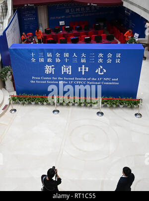 (190227) -- Pechino, 27 febbraio 2019 (Xinhua) -- Un giornalista prende le foto presso il centro stampa per la seconda sessione del XIII NPC e la seconda sessione del XIII CPCPC Comitato nazionale a Pechino Capitale della Cina, 27 febbraio 2019. Il centro stampa è stato messo in uso ufficiale di mercoledì. Il XIII congresso nazionale del popolo (ANP), la Cina del legislatore nazionale, avrà inizio la sua seconda sessione annuale il 5 marzo e il tredicesimo Comitato nazionale del la Conferenza consultiva politica del popolo cinese (Cpcpc), il paese della politica nazionale corpo consultivo, inizierà la sua seconda sessione annuale o Foto Stock