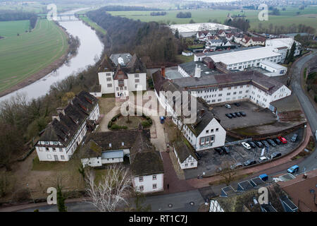 13 febbraio 2019, Bassa Sassonia, Fürstenberg: vista esterna del complesso del palazzo della manifattura di porcellane Fürstenberg sul Weser. Il complesso del castello ospita il solo museo delle porcellane in Germania settentrionale. (Fotografia aerea con drone) Foto: Swen Pförtner/dpa Foto Stock