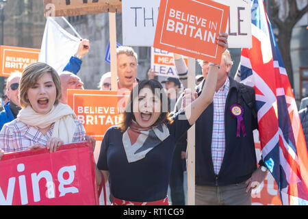 Londra 27 febbraio 2019 Pro e anti Brexit manifestanti hanno preso parte a una serie di manifestazioni e breve marche in corrispondenza di varie posizioni in Westminster Pro Brexit dimostranti fuori della House of Commons Credit Ian Davidson/Alamy Live News Foto Stock