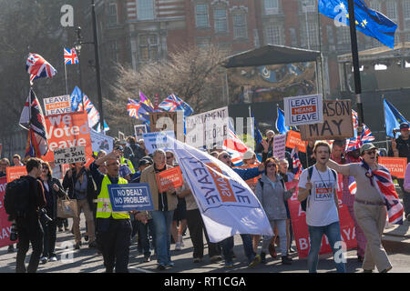 Londra 27 febbraio 2019 Pro e anti Brexit manifestanti hanno preso parte a una serie di manifestazioni e breve marche in corrispondenza di varie posizioni in Westminster Pro Brexit dimostranti fuori della House of Commons Credit Ian Davidson/Alamy Live News Foto Stock