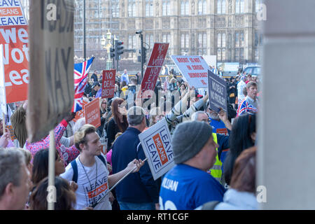 Londra 27 febbraio 2019 Pro e anti Brexit manifestanti hanno preso parte a una serie di manifestazioni e breve marche in corrispondenza di varie posizioni in Westminster Pro Brexit manifestanti ousdie Portcullis House, che contengono file MP uffici di credito Ian Davidson/Alamy Live News Foto Stock