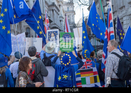 Londra 27 febbraio 2019 Pro e anti Brexit manifestanti hanno preso parte a una serie di manifestazioni e breve marche in corrispondenza di varie posizioni in Westminster anti brexit manifestanti assediano a Downing Street, Credito Ian Davidson/Alamy Live News Foto Stock