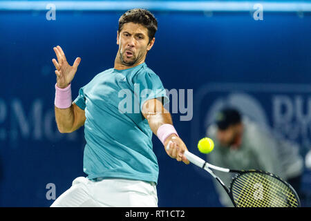 Fernando Verdasco di Spagna svolge un diretti shot nel secondo round del match contro Roger Federer durante il Dubai Duty Free campionato di tennis presso il Dubai International Tennis Stadium, Dubai, UAE il 27 febbraio 2019. Foto di concedere l'inverno. Foto Stock