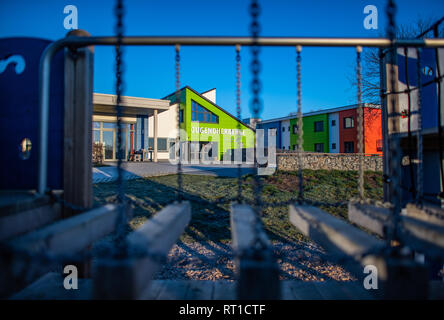 Nottuln, Germania. Il 27 febbraio, 2019. Una vista dell'Ostello della gioventù in Nottuln. Bagno in camera invece di docce condivise, parco giochi interno invece di una tabella di Foosball, confortevoli box spring letto in aggiunta al doppio letto a castello: German Youth Hostel Association (DJH) è stato ringiovanire il suo più di 450 case in paese per anni. (A DPA: 'Cura di ringiovanimento per ostelli della gioventù: nuovi boss continua modifica') Credito: Guido Kirchner/dpa/Alamy Live News Foto Stock