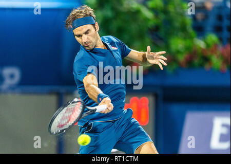 Roger Federer gioca un diretti shot nel secondo round del match contro Fernando Verdasco di Spagna durante il Dubai Duty Free campionato di tennis presso il Dubai International Tennis Stadium, Dubai, UAE il 27 febbraio 2019. Foto di concedere l'inverno. Foto Stock