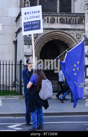 Londra, Regno Unito. Il 27 febbraio, 2019. Rimangono gli attivisti di fronte alla House of Commons. Credito: Claire Doherty/Alamy Live News Foto Stock