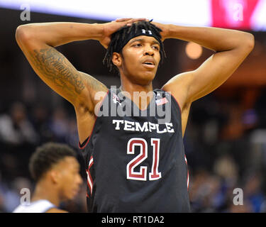 Memphis, TN, Stati Uniti d'America. 26 Febbraio, 2019. Tempio in avanti, Justyn Hamilton (21), si prende una pausa durante il NCAA pallacanestro tra il Tempio di gufi e il Memphis Tigers al Fedex Forum di Memphis, TN. Kevin Langley/Sports South Media/CSM/Alamy Live News Foto Stock