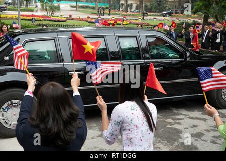 Hanoi, Vietnam. Il 27 febbraio, 2019. Onda vietnamita bandiere come per il giro della Papamobile del Presidente statunitense Donald Trump si diparte la carica del governo Hall Febbraio 27, 2019 ad Hanoi, Vietnam. Credito: Planetpix/Alamy Live News Foto Stock