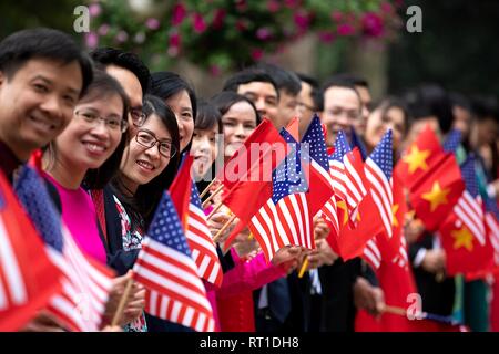 Hanoi, Vietnam. Il 27 febbraio, 2019. Onda vietnamita bandiere come per il giro della Papamobile del Presidente statunitense Donald Trump si diparte la carica del governo Hall Febbraio 27, 2019 ad Hanoi, Vietnam. Credito: Planetpix/Alamy Live News Foto Stock