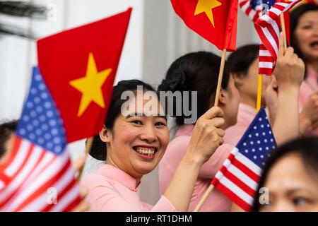 Hanoi, Vietnam. 26 Febbraio, 2019. Onda vietnamita bandiere come per il giro della Papamobile del Presidente statunitense Donald Trump si diparte la carica del governo Hall Febbraio 27, 2019 ad Hanoi, Vietnam. Credito: Planetpix/Alamy Live News Foto Stock