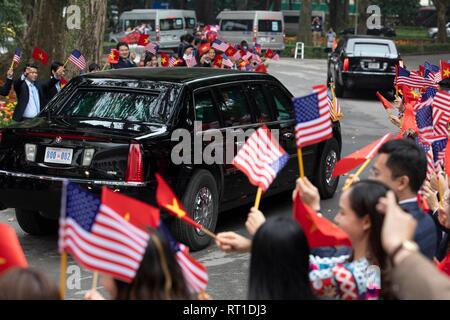 Hanoi, Vietnam. Il 27 febbraio, 2019. Onda vietnamita bandiere come per il giro della Papamobile del Presidente statunitense Donald Trump si diparte la carica del governo Hall Febbraio 27, 2019 ad Hanoi, Vietnam. Credito: Planetpix/Alamy Live News Foto Stock