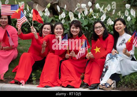 Hanoi, Vietnam. Il 27 febbraio, 2019. Onda vietnamita bandiere come per il giro della Papamobile del Presidente statunitense Donald Trump si diparte la carica del governo Hall Febbraio 27, 2019 ad Hanoi, Vietnam. Credito: Planetpix/Alamy Live News Foto Stock