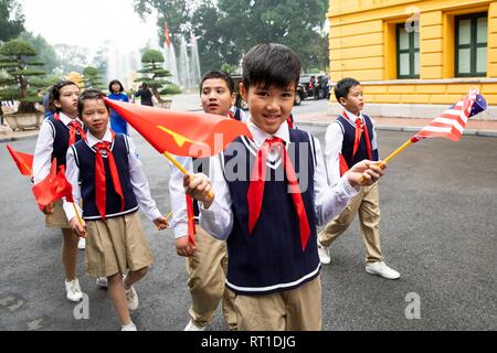 Hanoi, Vietnam. 26 Febbraio, 2019. Onda vietnamita bandiere come per il giro della Papamobile del Presidente statunitense Donald Trump si diparte la carica del governo Hall Febbraio 27, 2019 ad Hanoi, Vietnam. Credito: Planetpix/Alamy Live News Foto Stock