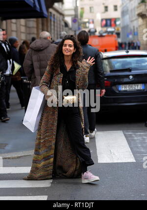 Milano, Chiara Scelsi shopping in centro con gli amici Chiara Scelsi, una delle favorite supermodels da Dolce & Gabbana stilisti, passeggiata attraverso le strade del centro cittadino con due amici. Qui è in via Montenapoleone in un pomeriggio di shopping. Foto Stock