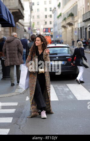 Milano, Chiara Scelsi shopping in centro con gli amici Chiara Scelsi, una delle favorite supermodels da Dolce & Gabbana stilisti, passeggiata attraverso le strade del centro cittadino con due amici. Qui è in via Montenapoleone in un pomeriggio di shopping. Foto Stock