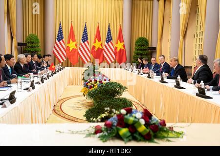 Hanoi, Vietnam. Il 27 febbraio, 2019. U.S presidente Donald Trump e Presidente vietnamita Nguyen Phu Trong durante un incontro di espanso al Palazzo Presidenziale Febbraio 27, 2019 ad Hanoi, Vietnam. Credito: Planetpix/Alamy Live News Foto Stock