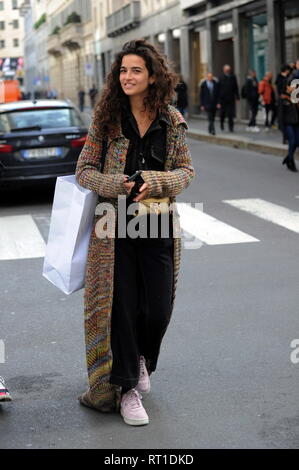 Milano, Chiara Scelsi shopping in centro con gli amici Chiara Scelsi, una delle favorite supermodels da Dolce & Gabbana stilisti, passeggiata attraverso le strade del centro cittadino con due amici. Qui è in via Montenapoleone in un pomeriggio di shopping. Foto Stock