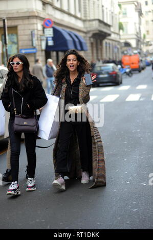 Milano, Chiara Scelsi shopping in centro con gli amici Chiara Scelsi, una delle favorite supermodels da Dolce & Gabbana stilisti, passeggiata attraverso le strade del centro cittadino con due amici. Qui è in via Montenapoleone in un pomeriggio di shopping. Foto Stock