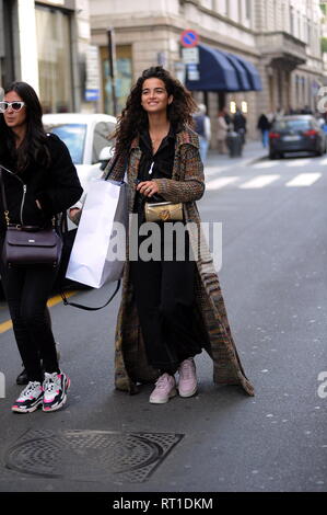 Milano, Chiara Scelsi shopping in centro con gli amici Chiara Scelsi, una delle favorite supermodels da Dolce & Gabbana stilisti, passeggiata attraverso le strade del centro cittadino con due amici. Qui è in via Montenapoleone in un pomeriggio di shopping. Foto Stock