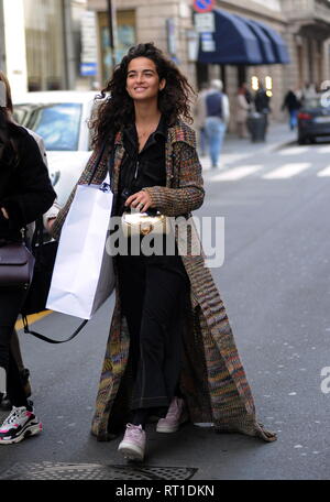 Milano, Chiara Scelsi shopping in centro con gli amici Chiara Scelsi, una delle favorite supermodels da Dolce & Gabbana stilisti, passeggiata attraverso le strade del centro cittadino con due amici. Qui è in via Montenapoleone in un pomeriggio di shopping. Foto Stock