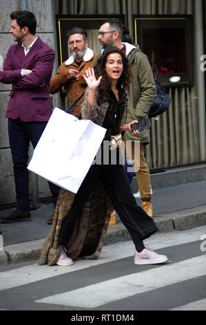 Milano, Chiara Scelsi shopping in centro con gli amici Chiara Scelsi, una delle favorite supermodels da Dolce & Gabbana stilisti, passeggiata attraverso le strade del centro cittadino con due amici. Qui è in via Montenapoleone in un pomeriggio di shopping. Foto Stock