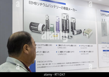 Tokyo, Giappone. Il 27 febbraio, 2019. Un uomo si avvicina ad un poster che mostra la batteria ricaricabile prodotti durante la batteria mostra il Giappone a Tokyo Big Sight. In mostra le più recenti tecnologie connesse alla batteria ricaricabile prodotti durante i tre giorni di fiera a Tokyo Big Sight. Credito: Rodrigo Reyes Marin/ZUMA filo/Alamy Live News Foto Stock