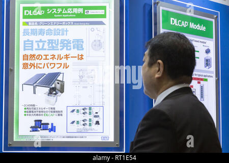 Tokyo, Giappone. Il 27 febbraio, 2019. Un uomo si avvicina ad un poster che mostra energia verde box prodotti durante la batteria mostra il Giappone a Tokyo Big Sight. In mostra le più recenti tecnologie connesse alla batteria ricaricabile prodotti durante i tre giorni di fiera a Tokyo Big Sight. Credito: Rodrigo Reyes Marin/ZUMA filo/Alamy Live News Foto Stock