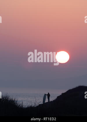 Pembrokeshire, Wales, Regno Unito. Il 27 febbraio, 2019. Ultimo giorno sulle onde come il sole tramonta e tempo caldo termina in corrispondenza di Manorbier Beach, Pembrokeshire West Wales UK Wednesay 27 febbraio 2019 Credit: dayslikethis/Alamy Live News Foto Stock