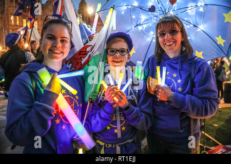 Westminster, Londra 27 Feb 2019. Un voto popolare Veglia di luce è stata organizzata da rimanere i tifosi di diverse realtà regionali Anti-Brexit gruppi in tutto il paese al di fuori del Parlamento, tenendo accesa la lettera 'Ortografia voto popolare". Si passa quindi alle porte della House of Commons, in onda UE bandiere, striscioni e Bastoncini leggeri. Credito: Imageplotter/Alamy Live News Foto Stock