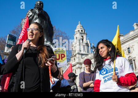 Londra, Regno Unito. Il 26 febbraio, 2019. Laura Pidcock, Affiancamento al Business il Ministro, indirizzi principalmente migrante in outsourcing che colpisce i lavoratori appartenenti ai lavoratori indipendenti di Gran Bretagna (IWGB), Regno voci del mondo (UVW) e i servizi pubblici e commerciali Unione (PC) i sindacati a lavorare presso la University of London (IWGB), il ministero della Giustizia (UVW) e il Dipartimento per gli affari di energia e di strategia industriale (PC), insieme con i rappresentanti dell Unione nazionale del trasporto ferroviario e marittimo e i lavoratori del settore dei trasporti (RMT) Consiglio regionale, prendendo parte a una "Clean Up' Outsourcing manifestazione per chiedere Foto Stock